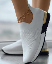Sneakers met Gouden Accenten en Slip-On Design voor vrouwen