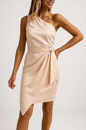 Zomerjurk met tailleband en one shoulder ontwerp voor vrouwen