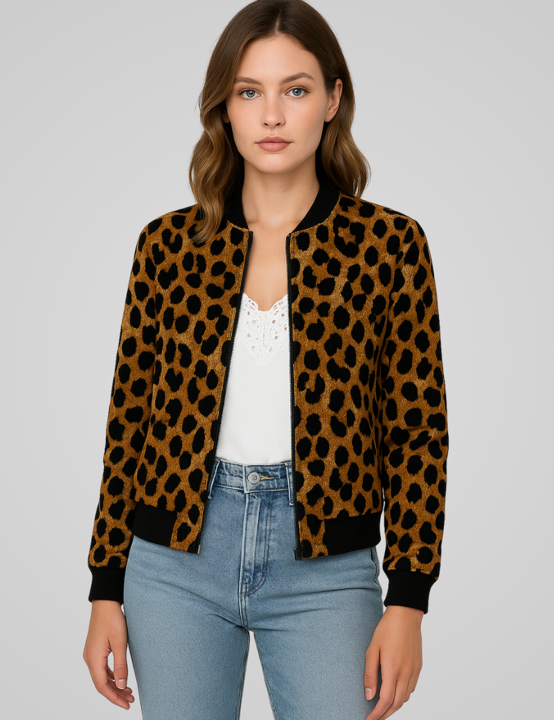 Julie_Luipaard_Bomberjack_1_da55ba81-bab1-41cc-9414-557da7c1f85a.png