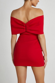 Rood mini jurkje met off-shoulder stijl