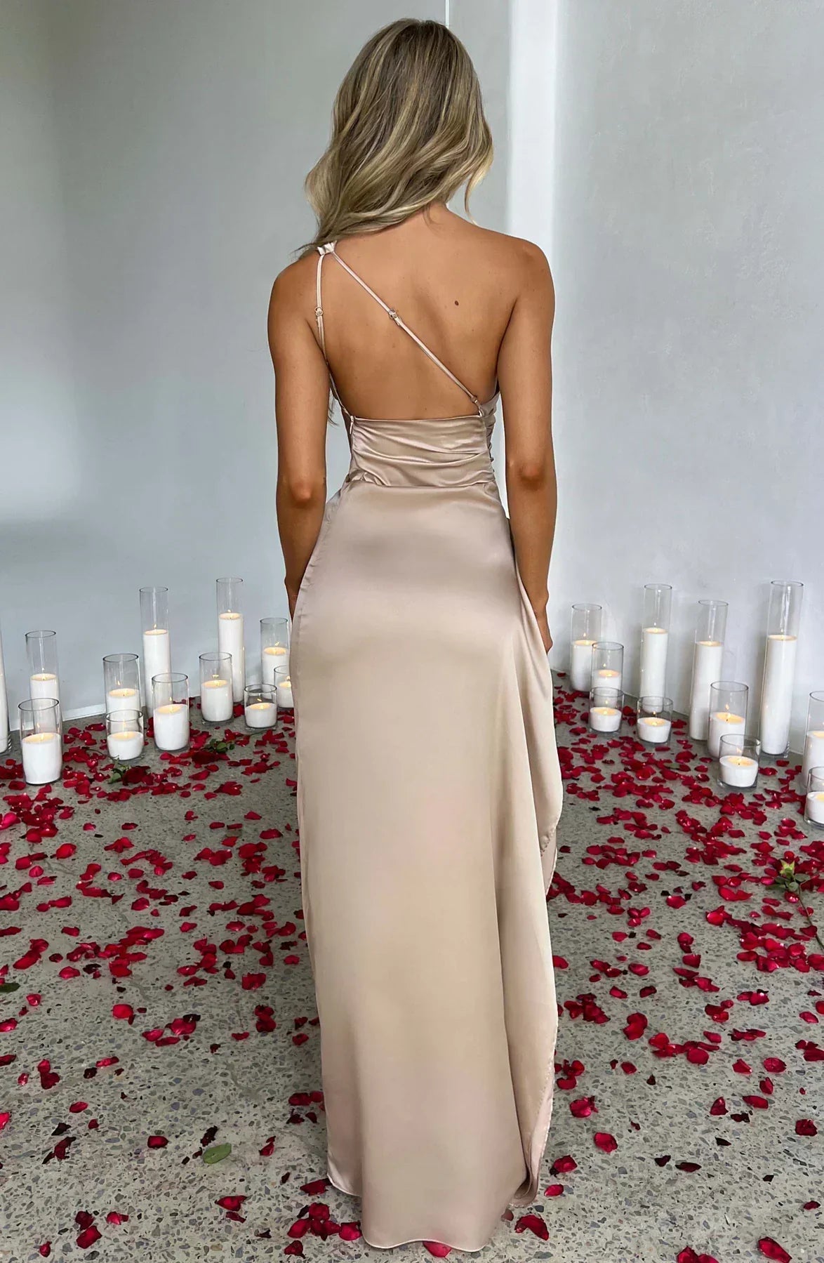 Avondjurk met satijnen one-shoulder ontwerp voor vrouwen
